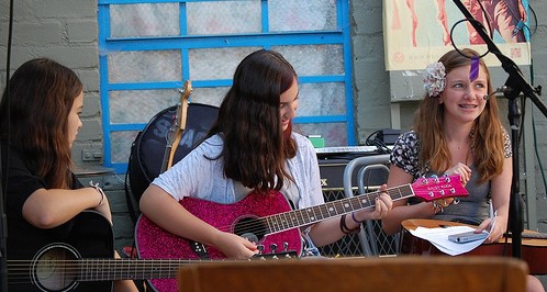 GGS Girls Guitar Ensemble (Photo: Frank Guttler)